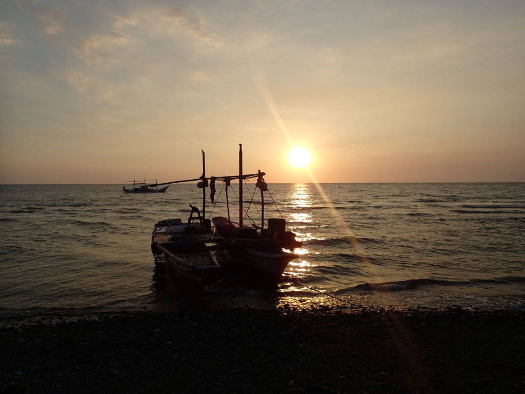 スルー海に沈む夕日