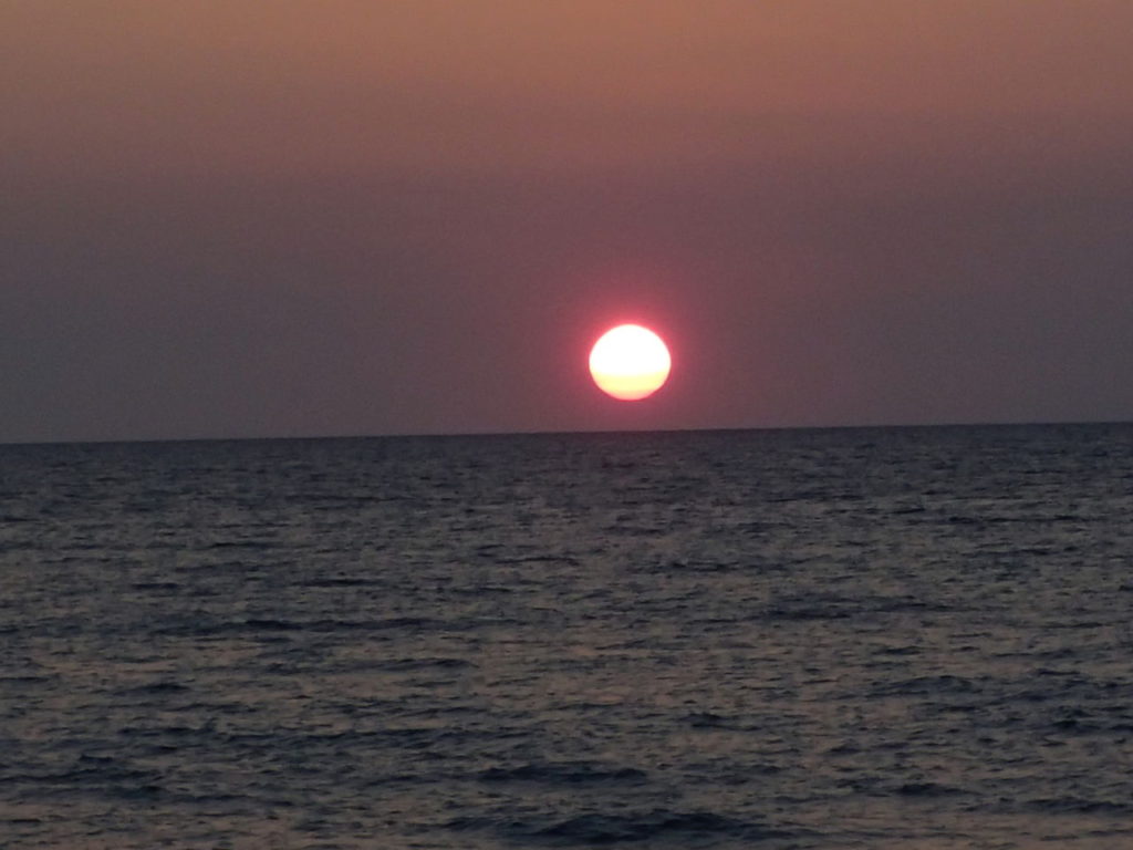 スルー海に沈む夕日は愛で溢れている