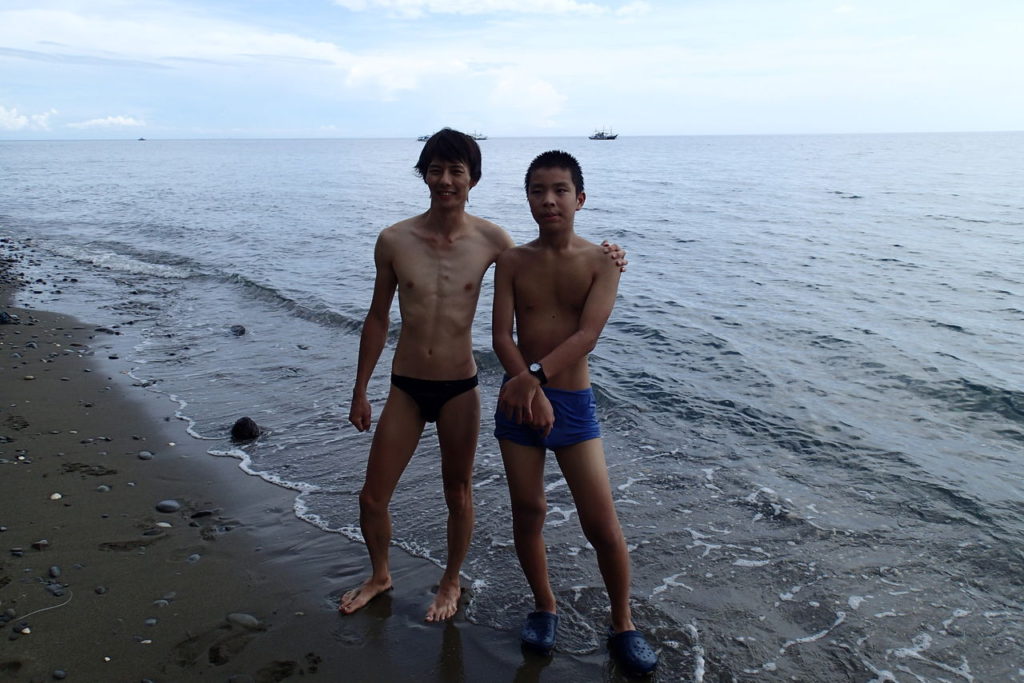 スルー海に泳ぐロングステイ中の日本人
